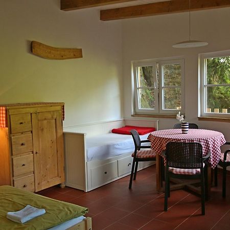 Malběnka - chata na skále pod hradem Kokořín Esterno foto