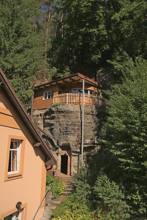 Malběnka - chata na skále pod hradem Kokořín Esterno foto
