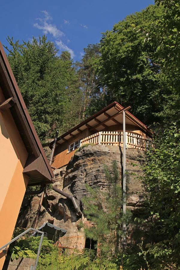 Malběnka - chata na skále pod hradem Kokořín Esterno foto