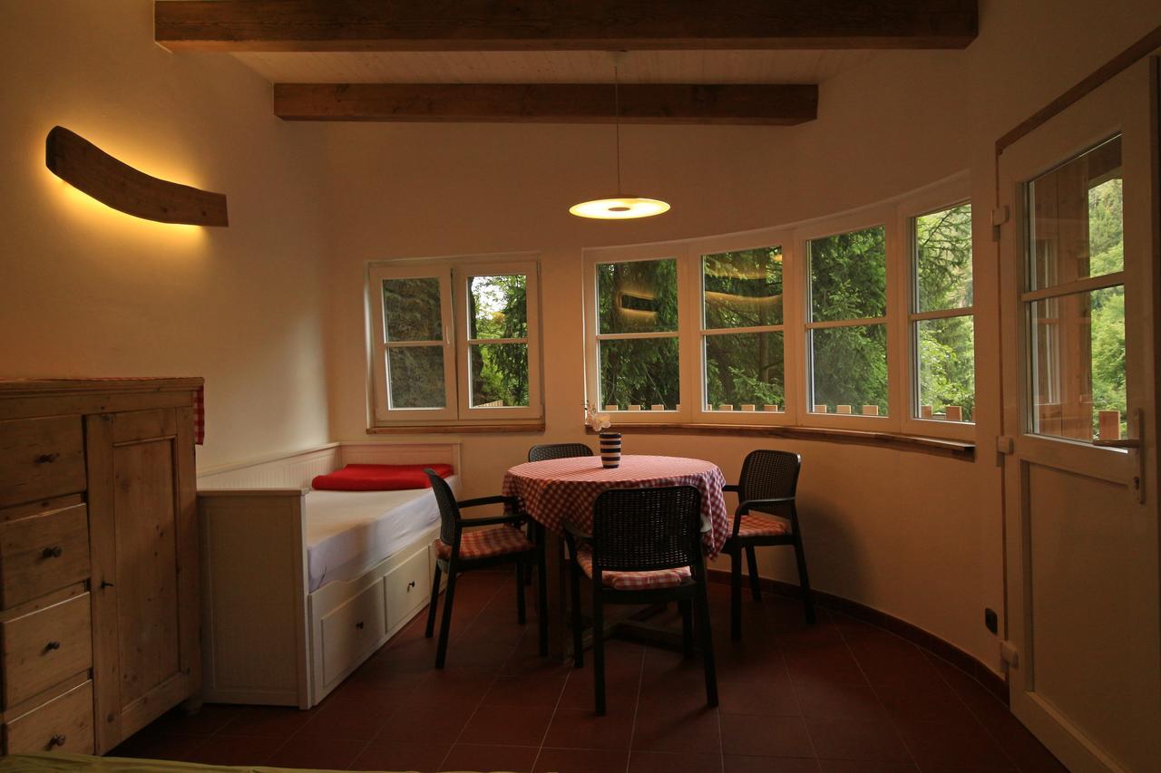 Malběnka - chata na skále pod hradem Kokořín Esterno foto