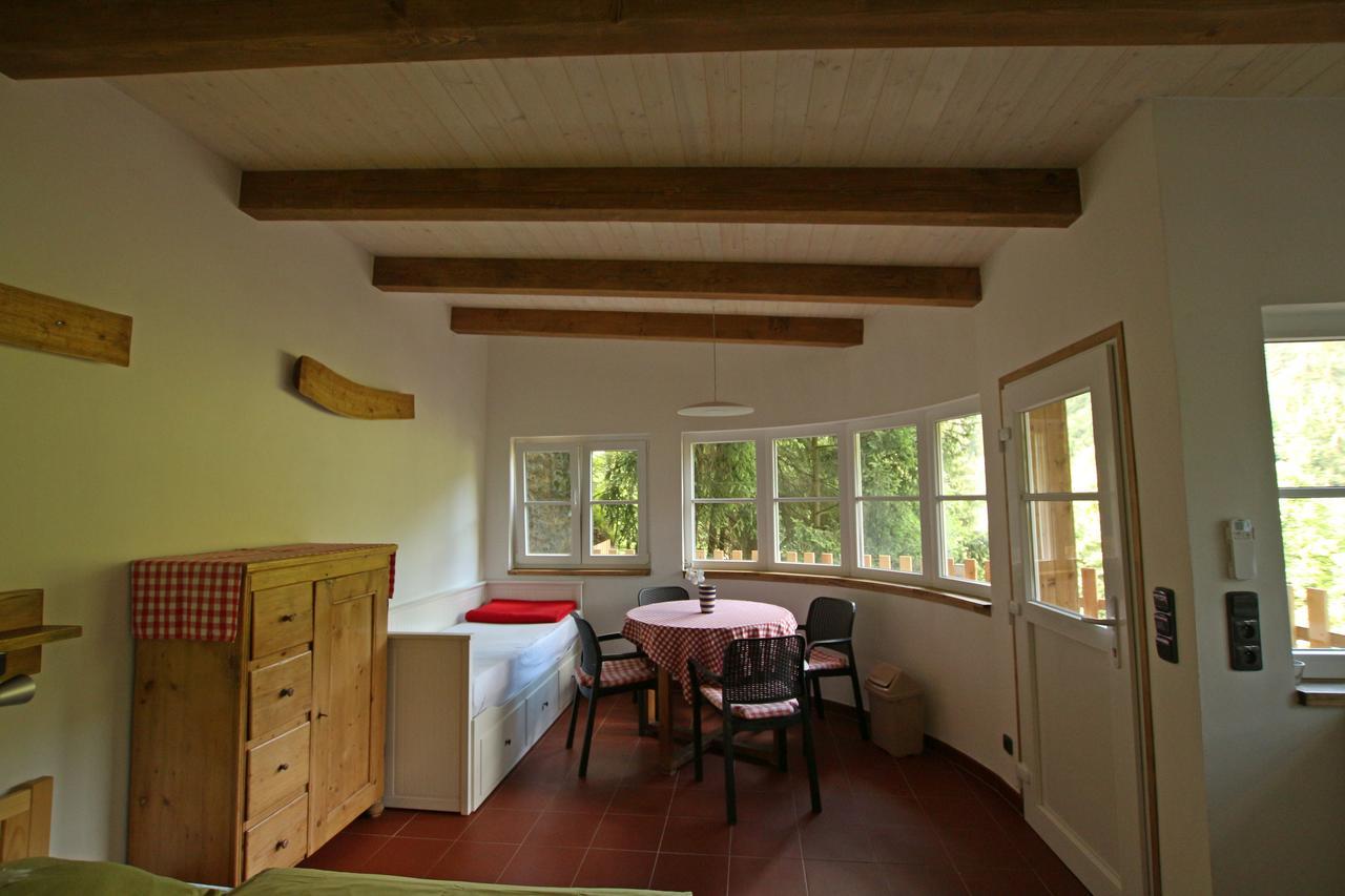 Malběnka - chata na skále pod hradem Kokořín Esterno foto
